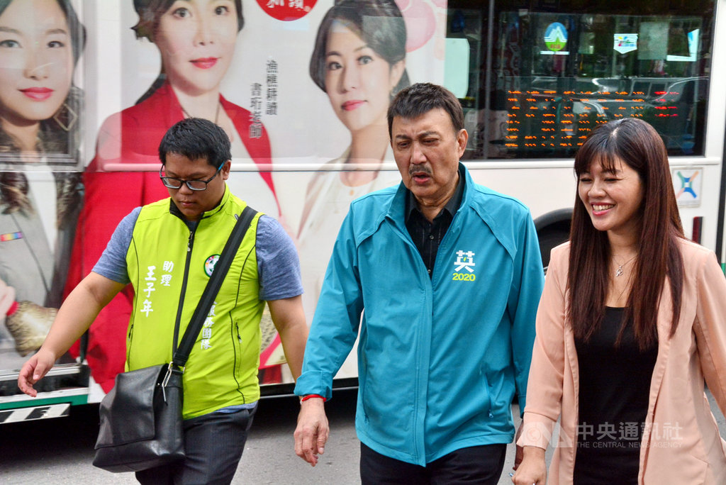 新北市三重區玫瑰立體停車場正由交通部公路總局審核中,爭取前瞻基礎建設計畫經費支援興建,民進黨立委余天(中)8日前往會勘。中央社記者黃旭昇新北攝 108年11月8日