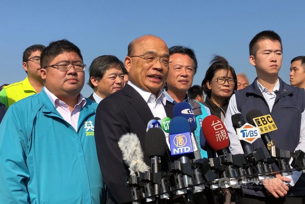行政院長蘇貞昌(前左2)8日表示,國民黨總統參選人韓國瑜曾買豪宅是媒體的報導,媒體也聲明有監督公眾人物的社會責任,韓國瑜應講清楚被質疑的事。中央社記者黃國芳攝 108年11月8日