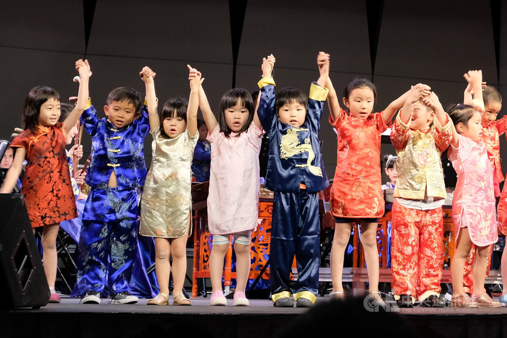 美國南加州小時代中文學校30多名小學生組成小時代兒童國樂團在查普曼大學演出。(趙苡廷提供)中央社記者林宏翰洛杉磯傳真 108年11月8日