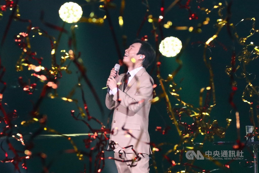歌手「小哥」費玉清告別演唱會最終場7日晚間在台北舉行,費玉清賣力演唱多首經典歌曲,演唱會結束正式封麥,46年歌唱生涯畫下句點。中央社記者王騰毅攝 108年11月8日