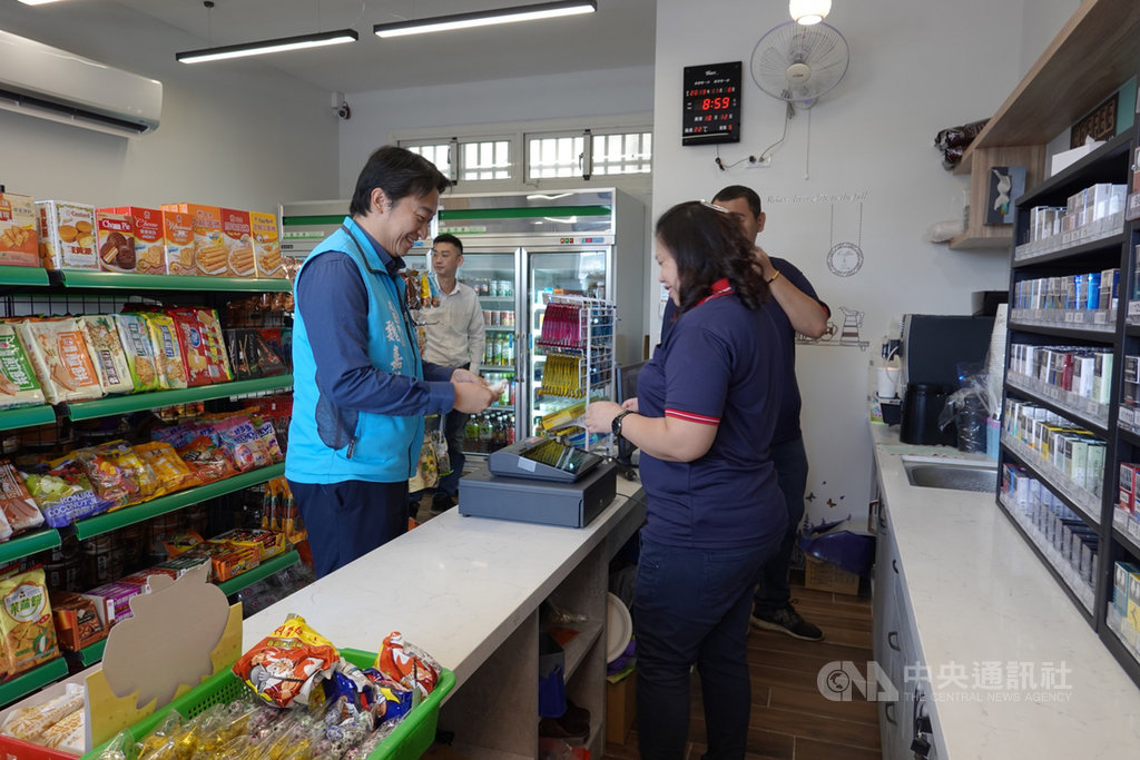 花蓮市公所在花蓮市立殯儀館設置便利商店,解決家屬購物不便問題,花蓮市長魏嘉賢(左)8日前往關心營運狀況。(花蓮市公所提供)中央社記者張祈傳真 108年11月8日