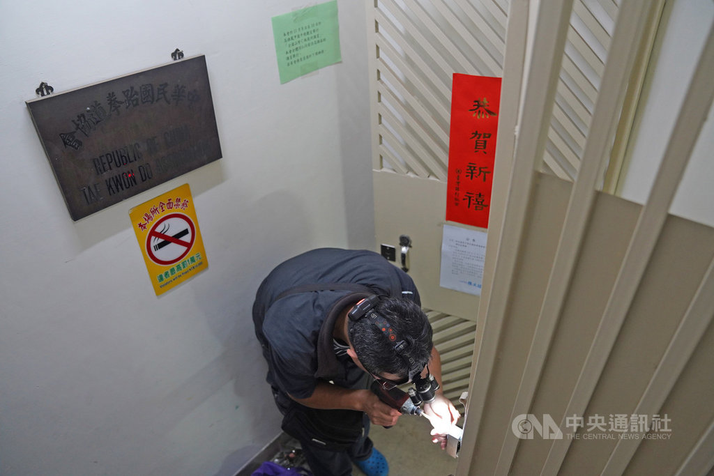 中華民國跆拳道協會日前通過罷免理事長吳兩平,由副理事長張火爐暫代理事長一職,不過吳兩平遲遲未配合辦理交接,張火爐等人8日前往跆協辦公室,找來鎖匠開鎖、換上新鎖,強行接管跆協事務。中央社記者徐肇昌攝 108年11月8日