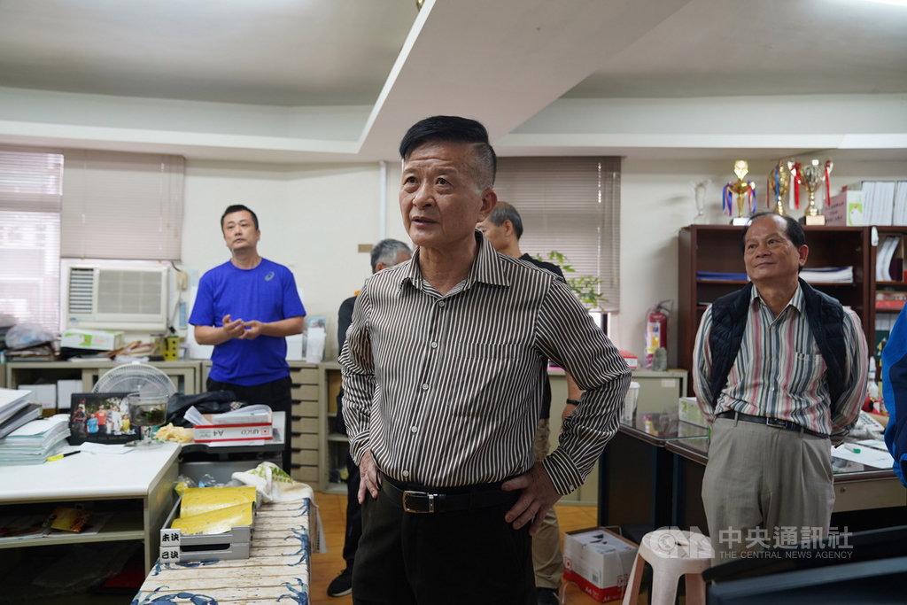 中華民國跆拳道協會日前通過罷免理事長吳兩平,由副理事長張火爐(前中)暫時代理理事長一職,張火爐8日與理、監事等人前往跆協辦公室,並找來鎖匠開鎖、換上新鎖,強行接管跆協。中央社記者徐肇昌攝 108年11月8日