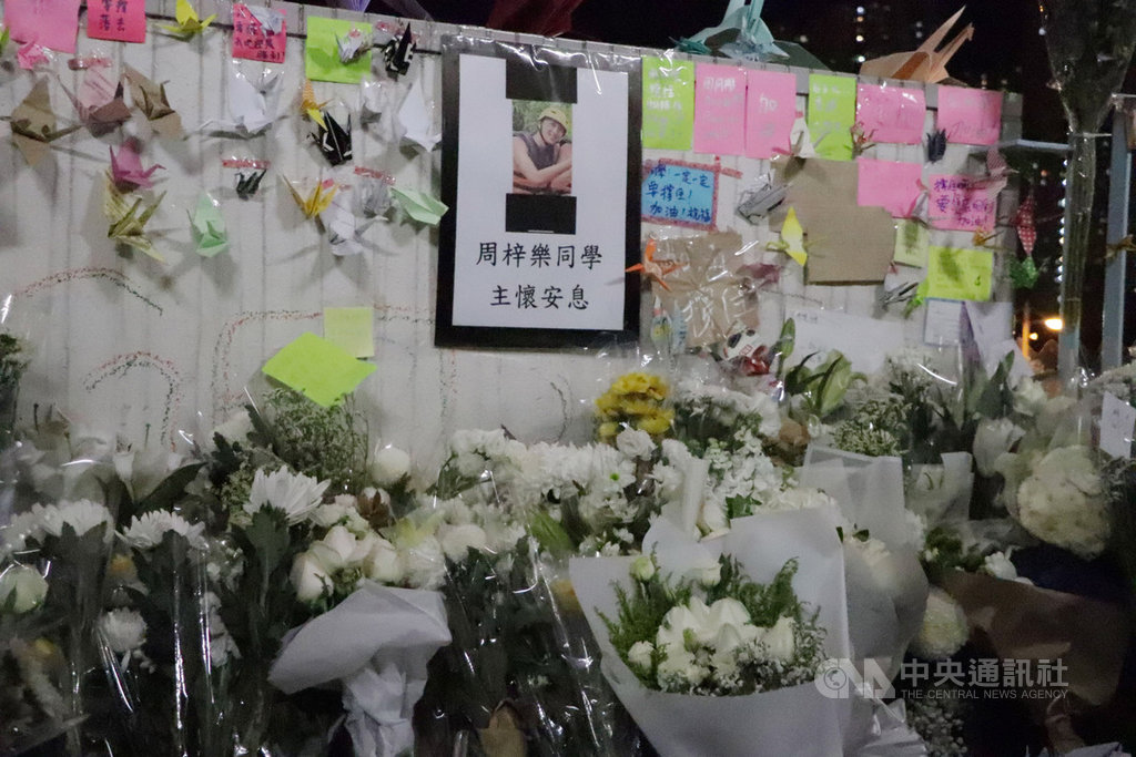 香港科技大學學生周梓樂日前墜樓後不治身亡。大批學生和市民8日晚間在事發地將軍澳尚德村停車場設立臨時靈台悼念他。中央社記者張謙香港攝 108年11月8日