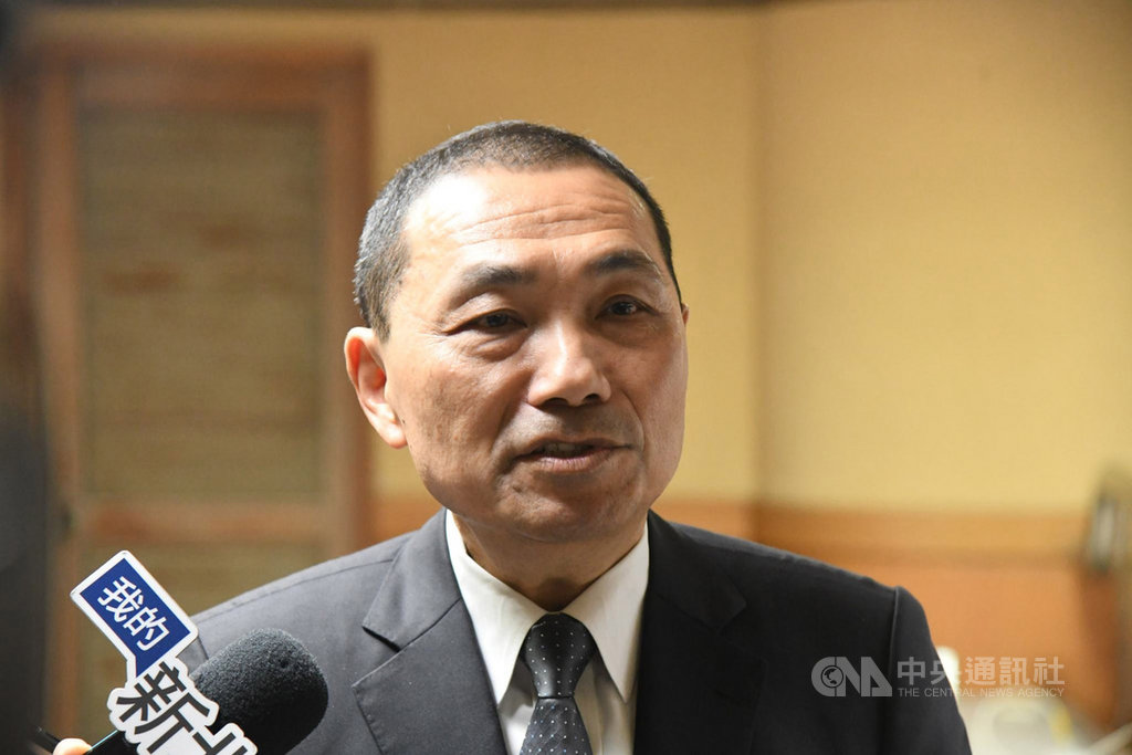 新北市長侯友宜8日在市議會報告市府109年度總預算案後,特地到議會記者發稿區,重申要求區長與事務官,應嚴守行政中立,不要惡意批評任何候選人,否則只會造成社會對立與衝突。(市府提供)中央社記者黃旭昇新北傳真 108年11月8日
