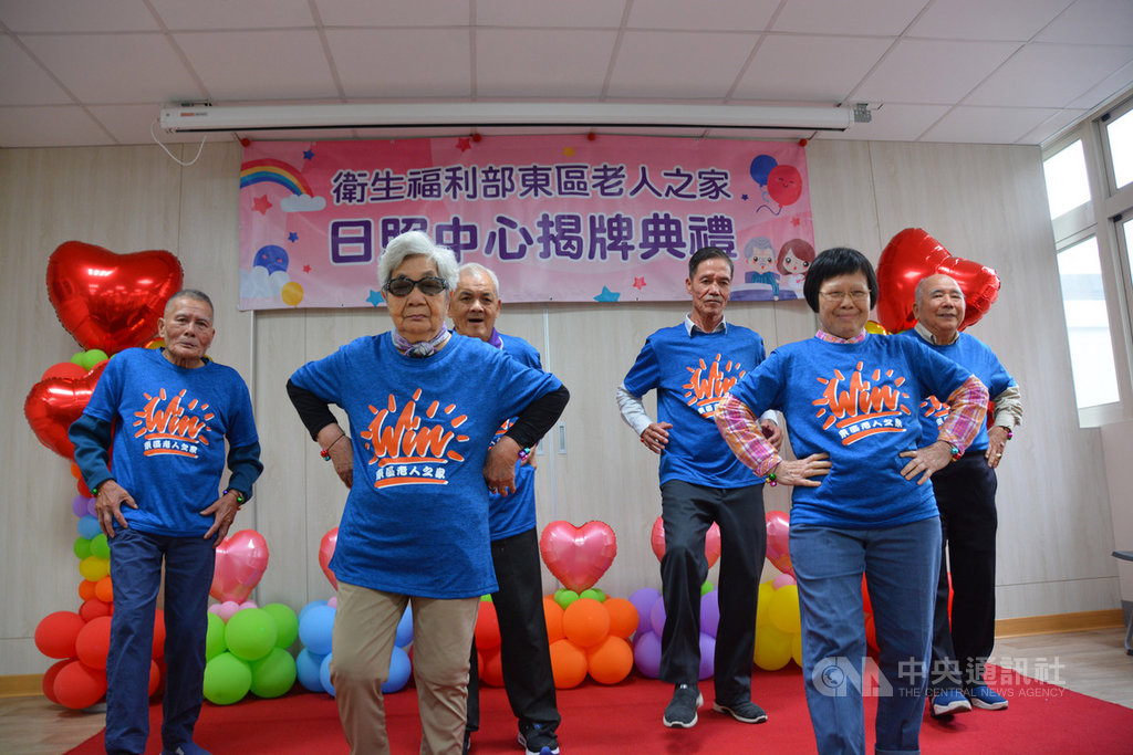 衛生福利部東區老人之家日照中心揭牌典禮8日舉行,多名長輩以舞蹈表演歡迎貴賓。中央社記者張祈攝 108年11月8日