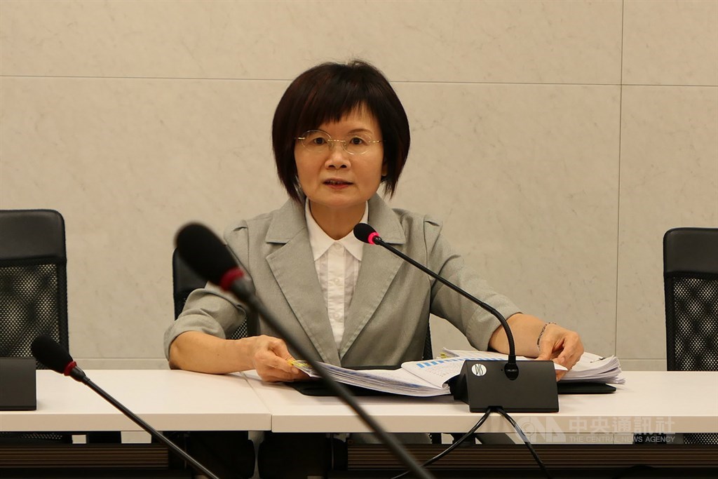 財政部統計處處長蔡美娜8日公布10月海關進出口貿易初步統計,10月出口289.9億美元,年減1.5%,10月進口250.4億美元,年減4.1%。中央社記者吳佳蓉攝 108年11月8日