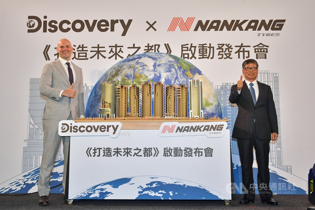 Discovey頻道將耗時4年紀錄世界明珠,南港名譽董事長林學圃(右)直呼,不能丟台灣人的臉;圖左者為Discovey大中華區總製片人兼原創節目總監畢凌晨。(Discovery電視網提供)中央社記者潘羿菁傳真 108年11月8日