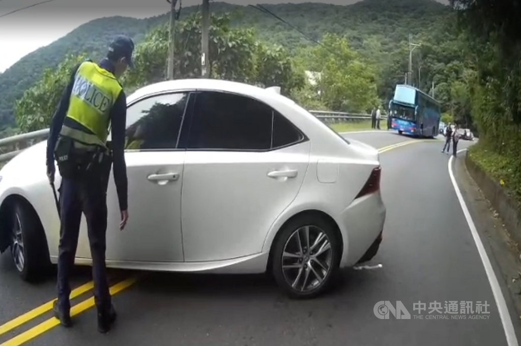 一輛自小客車7日在南迴公路山區彎道連續違規超車遭警攔檢,竟索性橫停路中間,朱姓駕駛則待在車內半小時拒絕盤查,警方最後破窗抓人,依公共危險罪移送偵辦。(民眾提供)中央社記者盧太城台東傳真 108年11月8日
