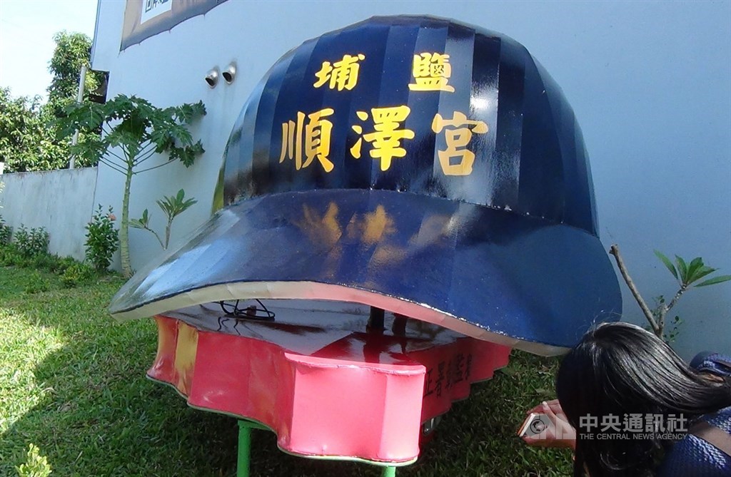 彰化縣埔鹽鄉順澤宮特別委託彰化監獄製作約1.5公尺高的「冠軍帽」花燈,讓挪威三鐵選手艾登(Gustav Iden)造訪還願時可簽名留念,也盼藉此推廣觀光。中央社記者吳哲豪彰化攝 108年11月7日
