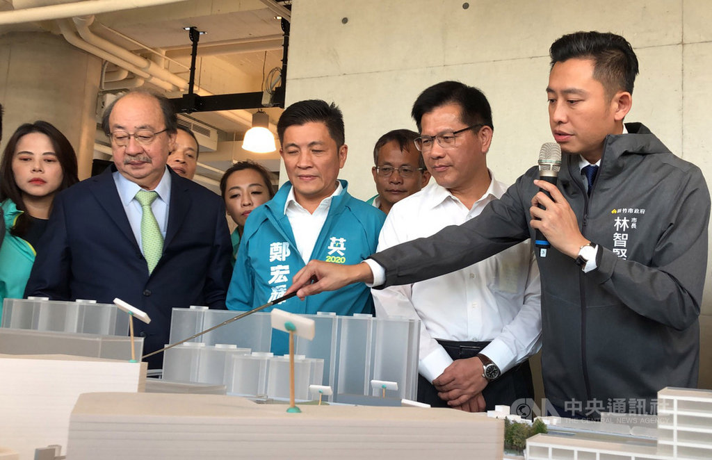 交通部長林佳龍(右2)8日到新竹市視察「前瞻基礎建設計畫-新竹大車站計畫」,聽取新竹市長林智堅(右1)簡報後表示,這是有創意、可行且物超所值的計畫。中央社記者魯鋼駿攝 108年11月8日