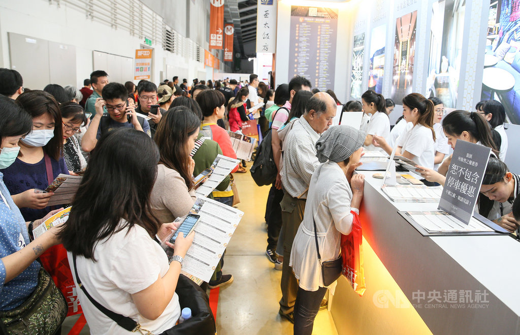 「2019ITF台北國際旅展」8日在南港展覽館登場,不少業者推出的餐券、住宿券等優惠商品,吸引許多民眾排隊搶購。中央社記者謝佳璋攝 108年11月8日