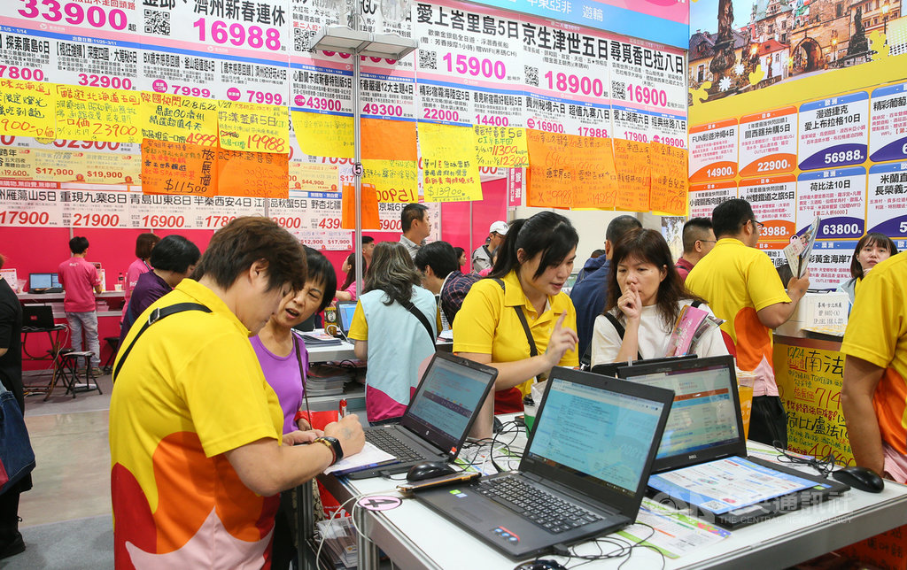 「2019ITF台北國際旅展」8日在南港展覽館登場,業者祭出各種優惠旅遊行程,吸引民眾目光。中央社記者謝佳璋攝 108年11月8日