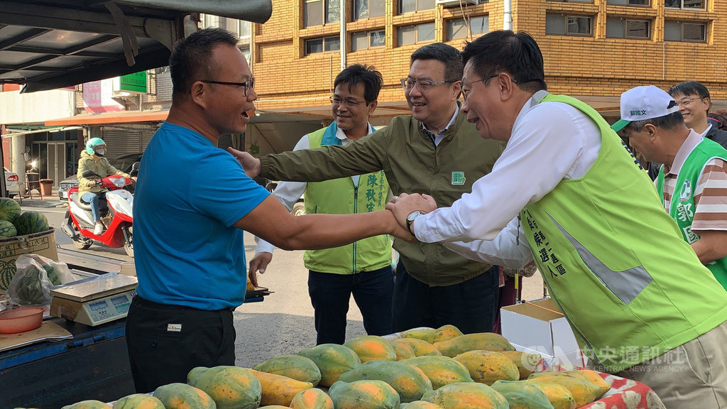 民進黨主席卓榮泰(前右2)8日前往台南麻豆市場,陪同尋求連任的民進黨立委郭國文(前右)掃街拜票,與攤商握手寒暄,爭取支持。中央社記者張榮祥台南攝 108年11月8日