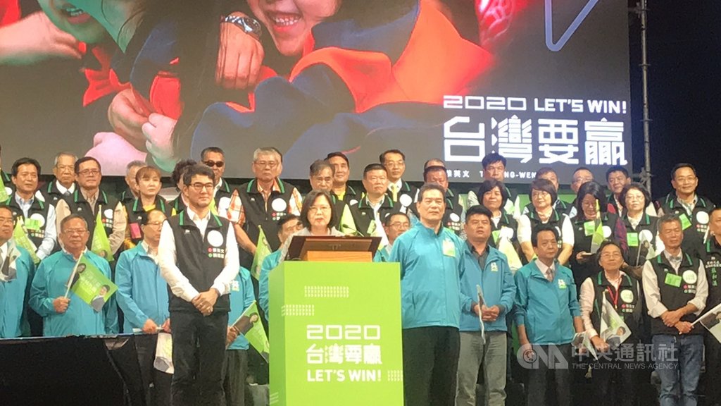 總統蔡英文(前中)8日晚間到雲林縣出席「2020蔡英文.劉建國聯合競選總部成立大會」,細數農業政績。中央社記者姜宜菁攝 108年11月8日
