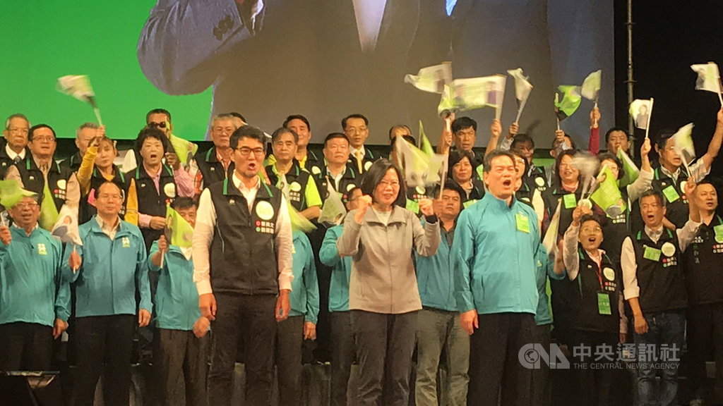 總統蔡英文(前中)8日晚間到雲林縣出席「2020蔡英文.劉建國聯合競選總部成立大會」,為尋求連任的民進黨立委劉建國(前左)輔選。中央社記者姜宜菁攝 108年11月8日