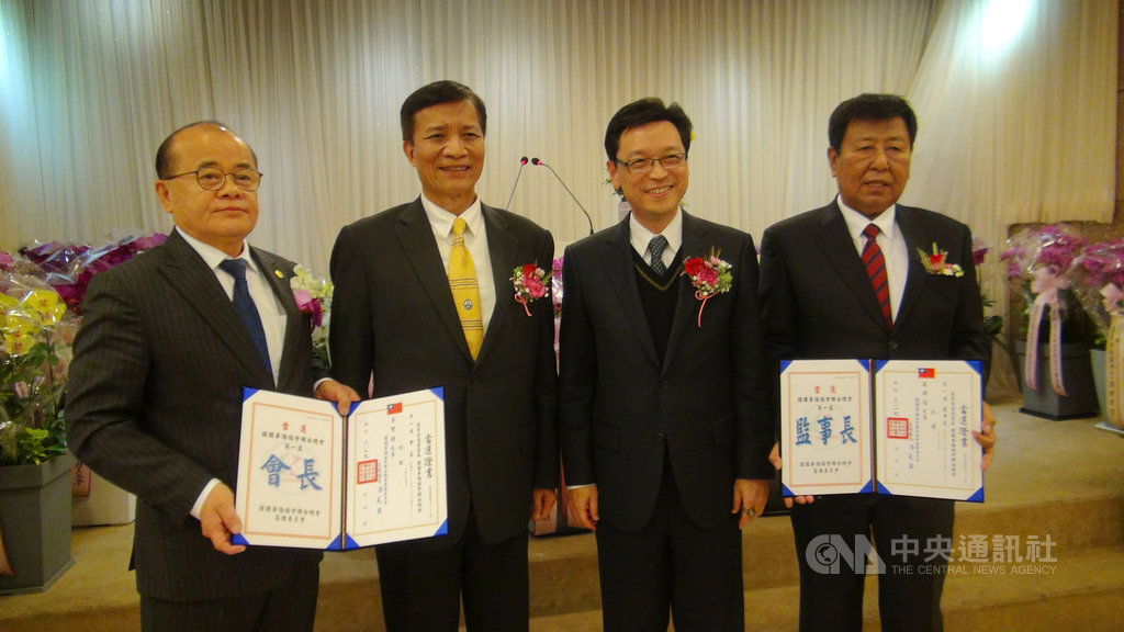 僑務委員會副委員長高建智(左2)和駐韓代表唐殿文(左3)8日在首爾見證「韓國華僑協會聯合總會」成立,並與聯合總會會長李寶禮(左1)和監事長高祿陞(右1)合影。中央社記者姜遠珍首爾攝 108年11月8日