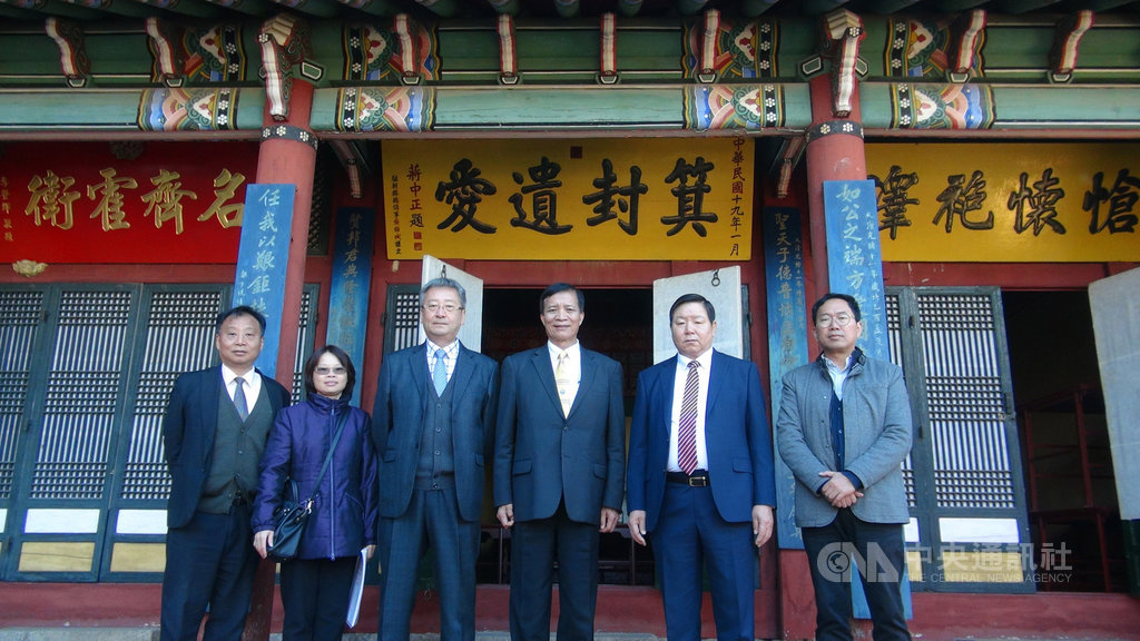 僑務委員會副委員長高建智(右3)在駐韓代表處僑務組長呂素珍(左2)陪同下,8日訪問漢城華僑中學,並由漢城僑中理事長譚紹榮(右2)和校長于植盛(左3)等人接待參觀前清名將吳武壯公祠。中央社記者姜遠珍首爾攝 108年11月8日