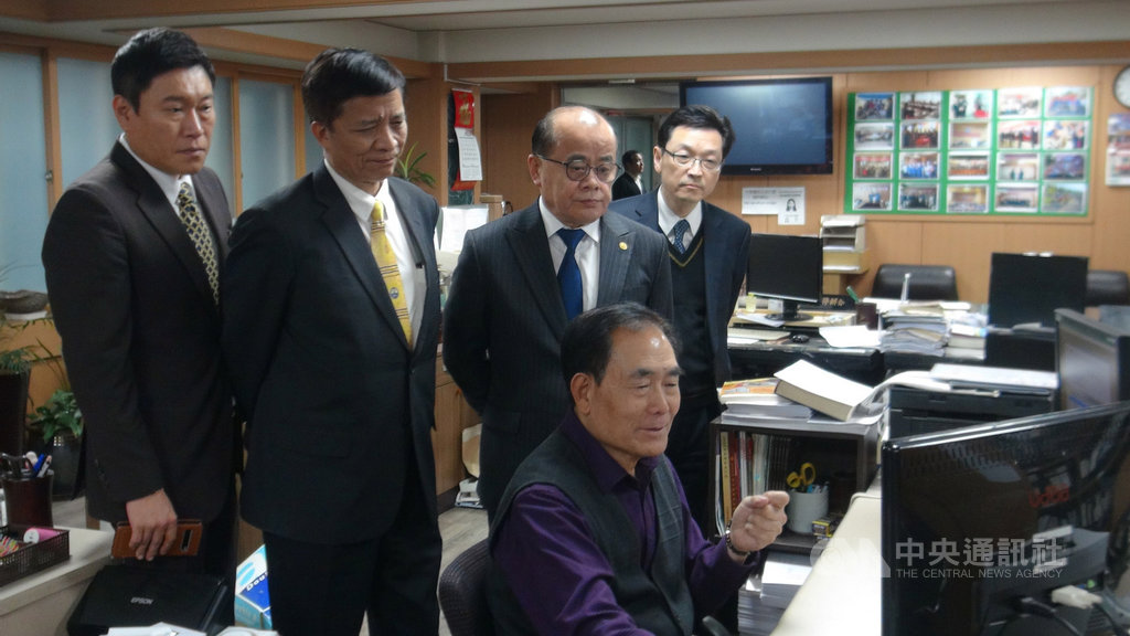 僑務委員會副委員長高建智(左2)和駐韓代表唐殿文(右1)8日在漢城華僑協會會長李寶禮(右2)陪同下參觀漢城華僑協會電子戶籍謄本作業。中央社記者姜遠珍首爾攝 108年11月8日