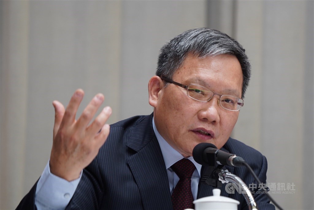 對於國民黨總統參選人韓國瑜質疑國稅局外洩個資,財政部長蘇建榮(圖)表示,若無證據就隨意指控,不僅是汙衊,更抹煞文官體系長期行政中立的努力。(中央社檔案照片)