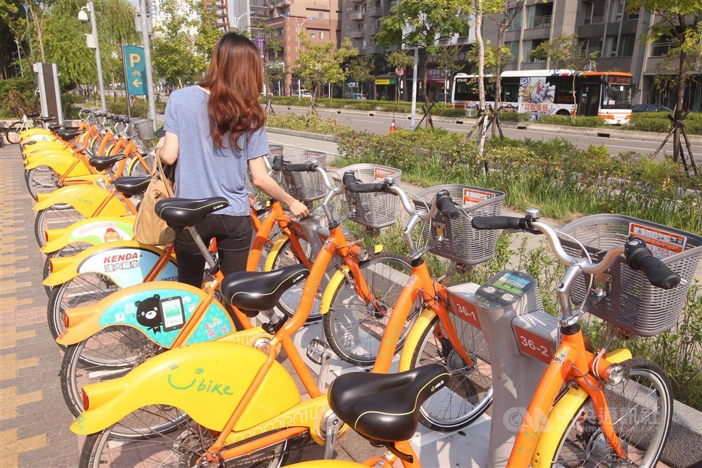 台北市交通局表示,YouBike使用年限為5年,2.0與1.0設備 (圖)相比彈性更大,將加速2.0建置,也會加強宣導,避免民眾搞混或無法借還車。(中央社檔案照片)