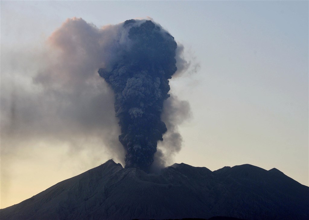 共同社報導,日本櫻島火山8日傍晚噴發,噴煙竄升至距火山口5500公尺高空。(共同社提供)