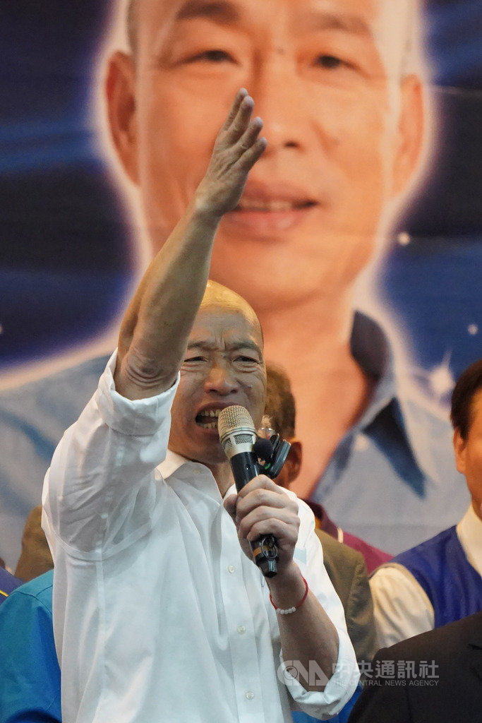 國民黨總統參選人韓國瑜(圖)8日在台北出席「全國公教軍警消力挺韓國瑜暨黨籍立委」團結大會,致詞時高呼團結。中央社記者徐肇昌攝 108年11月8日