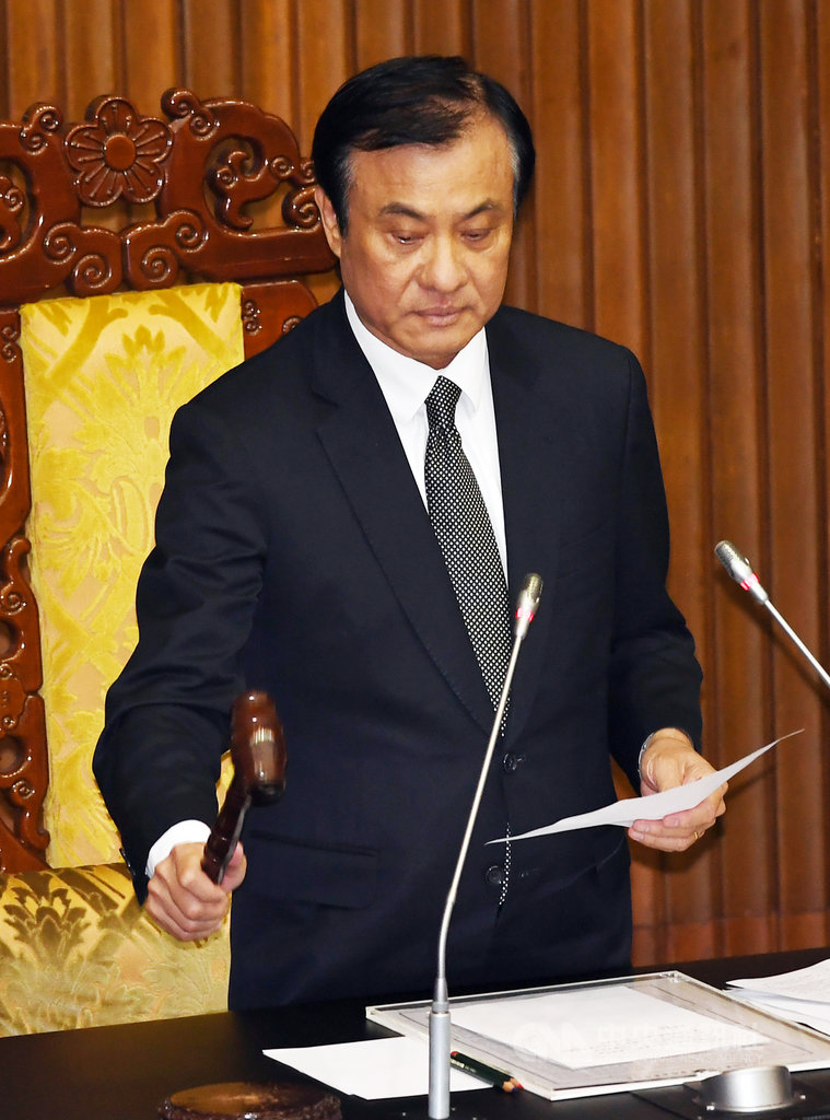 立法院會8日由院長蘇嘉全敲槌三讀通過108年度中央政府總預算案附屬單位預算營業及非營業部分。中央社記者施宗暉攝 108年11月8日