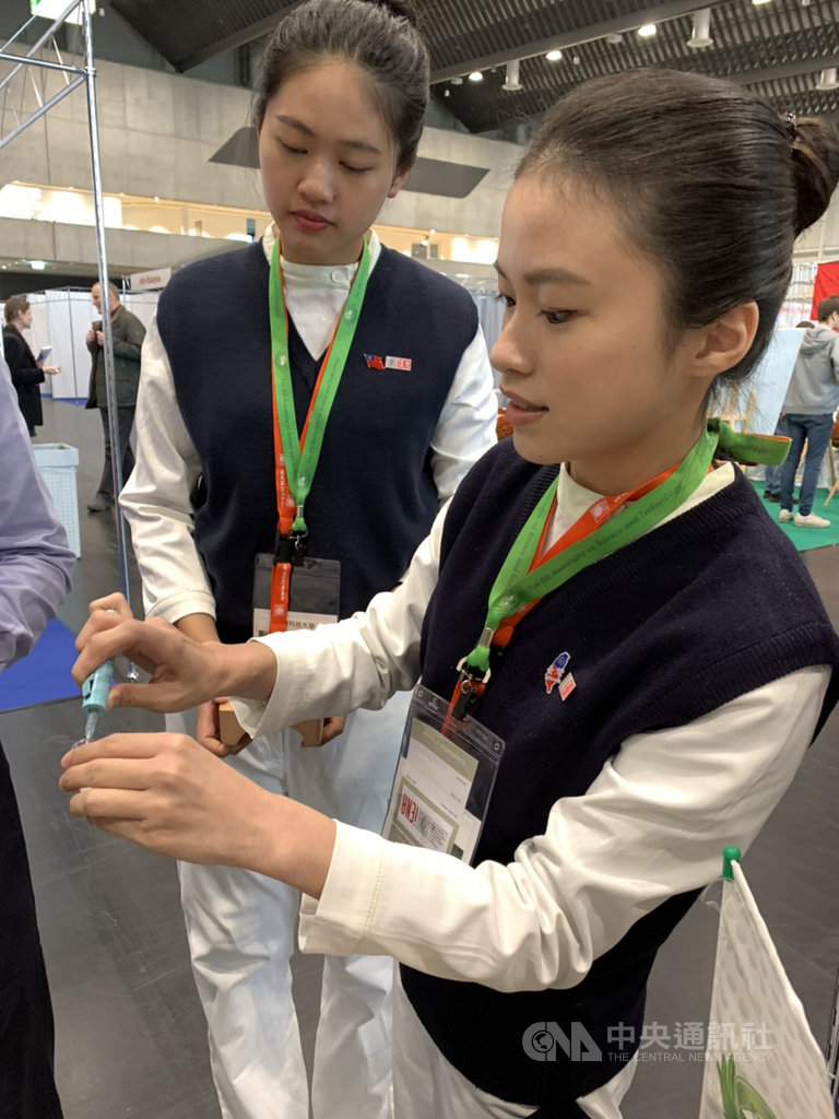 花蓮慈濟科技大學護理系二技二年級學生研發「簡易式抽藥之安全針具」,獲iENA德國紐倫堡國際發明展金牌,現場示範針具用法。(花蓮慈濟科技大學提供)中央社記者張祈傳真 108年11月8日