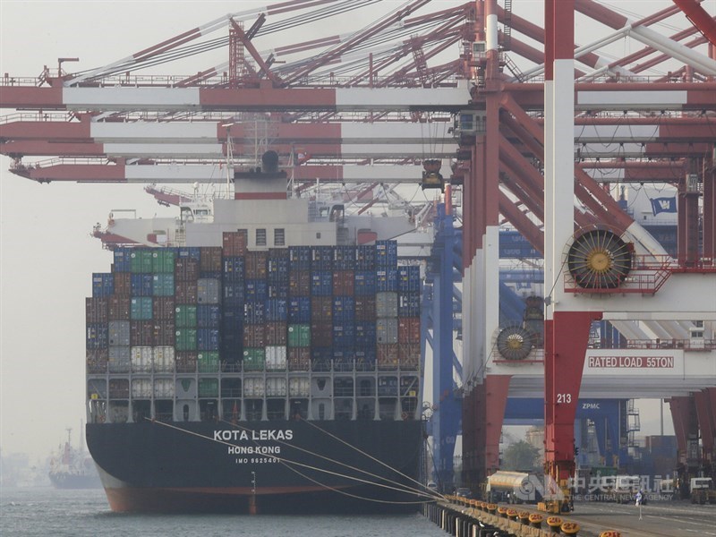 財政部8日公布10月出口289.9億美元,比2018年同月衰退1.5%,連續兩個月負成長。(中央社檔案照片)