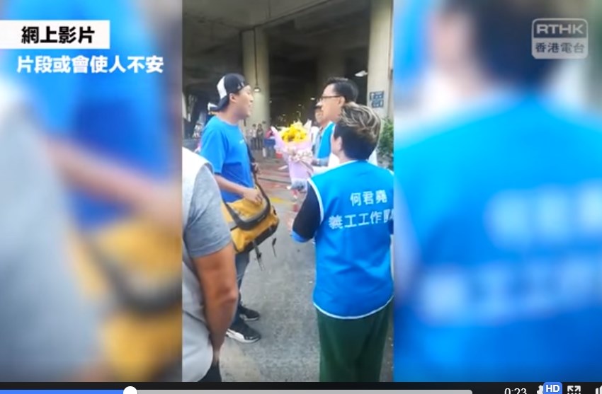 香港立法會議員何君堯(右後戴眼鏡者)6日遭人刺傷胸口,港警7日將這起傷人案改為企圖謀殺案。(圖取自facebook.com/RTHKVNEWS)