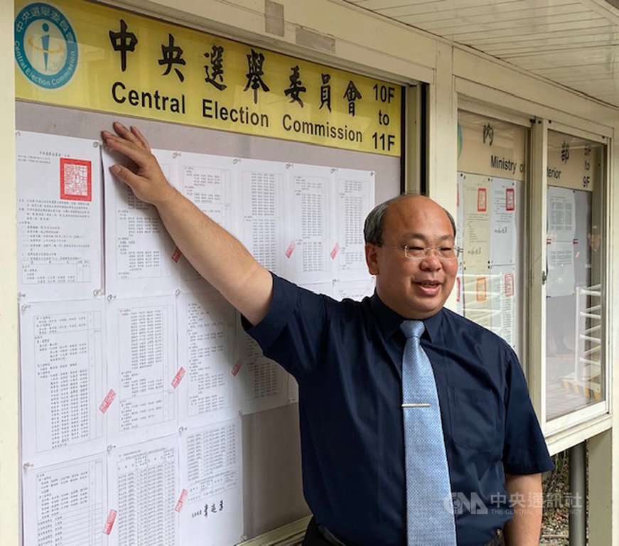 中選會副主委陳朝建8日張貼第10屆立法委員選舉公告。這次立委選舉將於109年1月11日與第15任總統、副總統選舉同日舉行投票。(中選會提供)中央社記者侯姿瑩傳真 108年11月8日