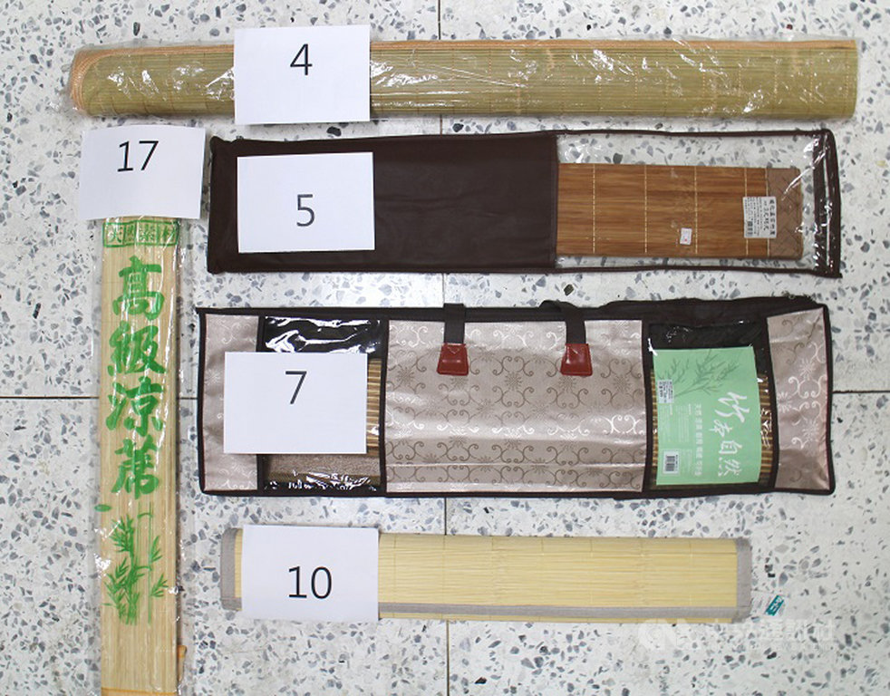 經濟部標準檢驗局抽檢市售涼蓆,上半年在量販店及百貨商行等通路,隨機購入20件涼蓆商品,其中有5件甲醛含量超出國家標準規定,並有3件中文標示不符合商品標示法規定。圖為甲醛超標商品。(標檢局提供)中央社記者廖禹揚傳真 108年11月8日