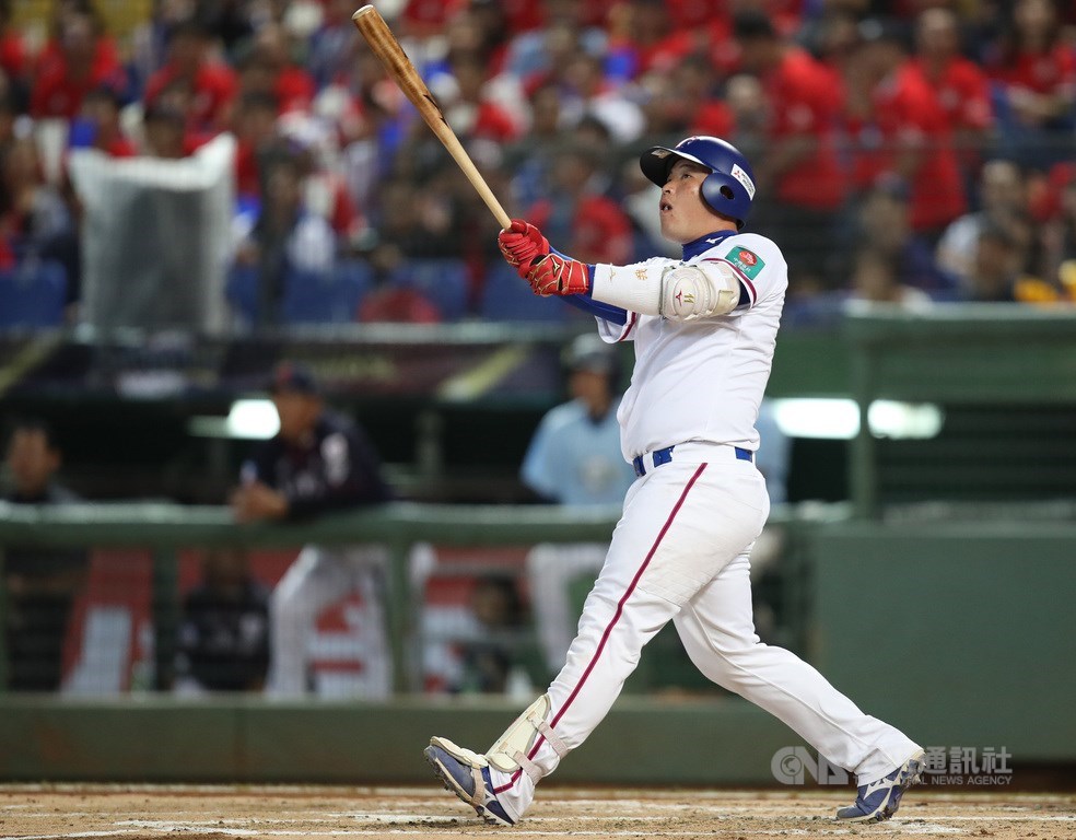 前MLB紅襪隊投手上原浩治表示,中華隊12強賽B組預賽1:8不敵日本關鍵是1局下未能得分。圖為7日預賽中華隊林泓育1局下敲出安打。中央社記者張新偉攝 108年11月7日