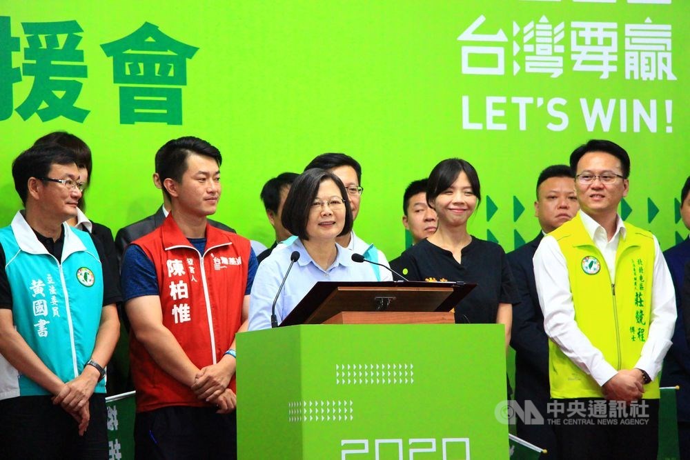 台中市立委選戰,藍綠不約而同採「母雞帶小雞」策略,民進黨主席卓榮泰也已經多次到台中輔選,總統蔡英文(前中)也密集來到台中積極輔選。圖為蔡英文9月出席「2020蔡英文總統連任全國青商後援會」成立大會。(中央社檔案照片)