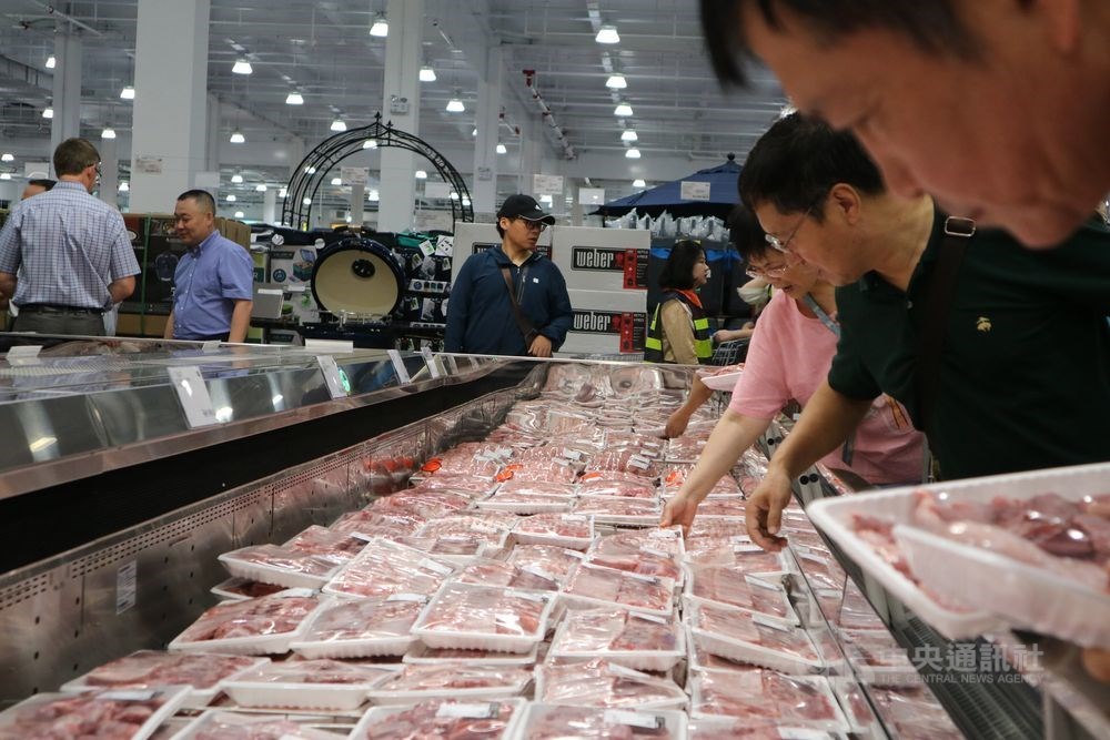 中國10月份CPI年增率攀升到3.8%,已創下2012年2月以來的新高。其中,豬肉價格年增率飆升到101.3%,被認為是墊高CPI的元凶。圖為中國民眾採買豬肉。(中央社檔案照片)