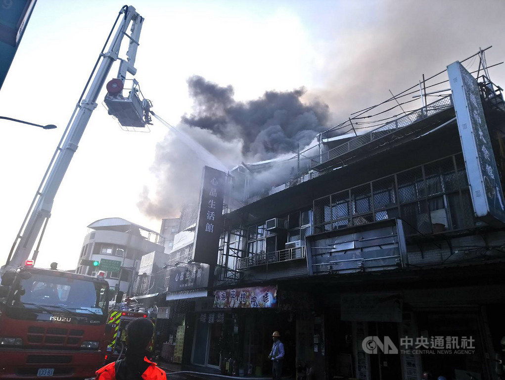 台北市警消9日下午獲報,文山區保儀路一棟2層樓建物發生火警,人車到場馳援,現場1樓起火,火勢向上蔓延且冒出陣陣濃煙,消防人員立即拉水線灌救。(民眾提供)中央社記者劉建邦傳真 108年11月9日