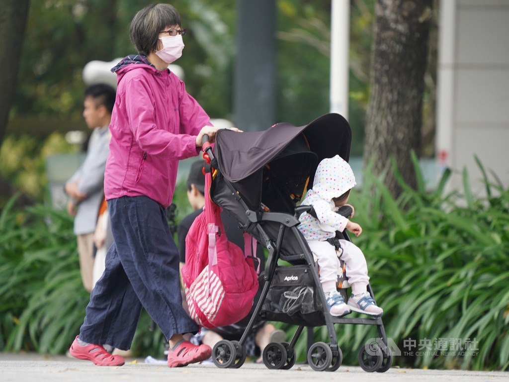 氣象專家吳德榮說,14日起鋒面快速掠過、東北季風南下,北台灣天氣轉變,氣溫明顯下降。(中央社檔案照片)