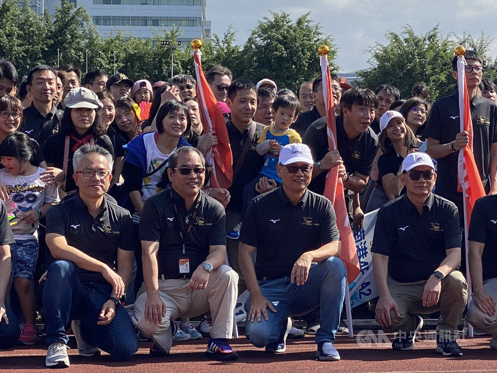 強固型工業電腦廠神基慶祝成立30週年,9日擴大舉辦家庭日活動,由神基董事長黃明漢(前排右2)帶領一級主管出席同樂。中央社記者吳家豪攝 108年11月9日