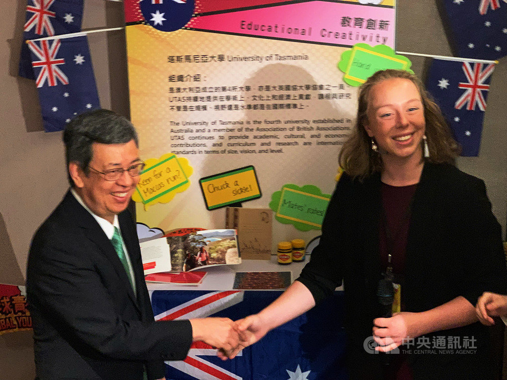 副總統陳建仁(左)9日上午出席2019全球青年趨勢論壇,並現場參觀各國展攤,與青年互動。中央社記者葉臻攝 108年11月9日