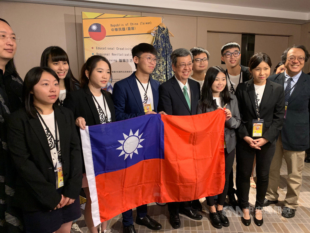 副總統陳建仁(前中)9日出席2019全球青年趨勢論壇,與台灣展攤的青年合影。中央社記者葉臻攝 108年11月9日