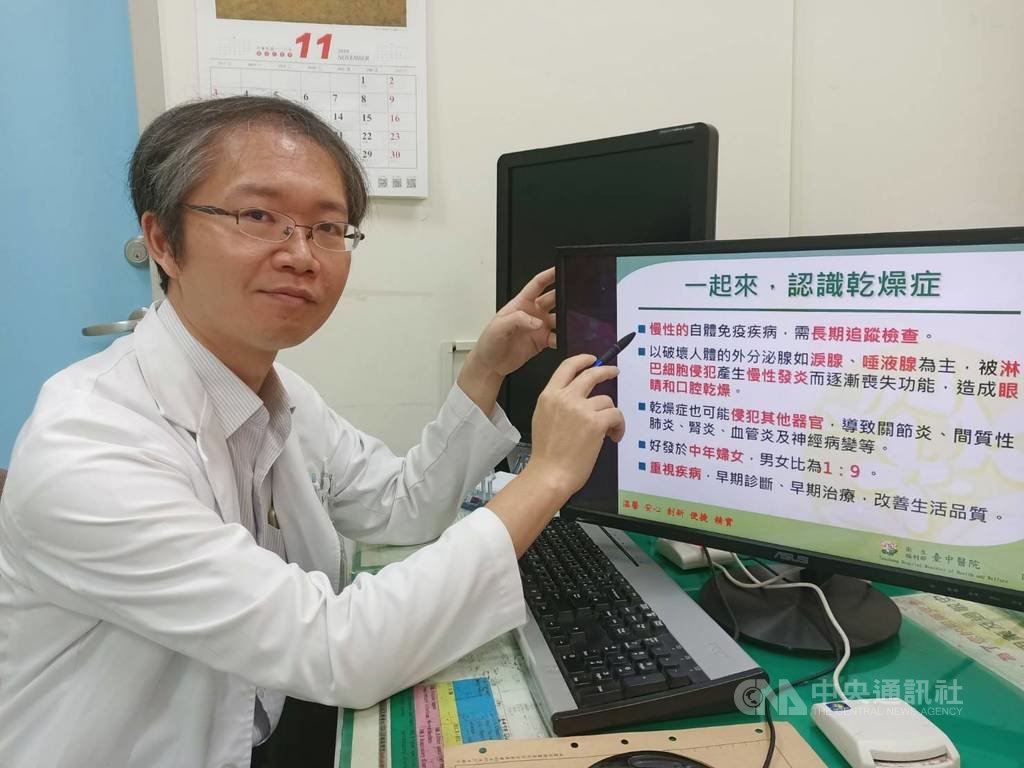 台中市一名32歲女子乳房反覆腫痛,確診發現是乾燥症引發。衛生福利部台中醫院免疫風濕科醫師鄭硯寧(圖)指出,乾燥症是一種慢性自體免疫疾病,需長期追蹤檢查。(台中醫院提供)中央社記者郝雪卿傳真 108年11月9日