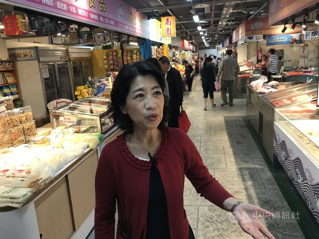 南門中繼市場將於13日正式開幕,台北市長柯文哲妻子陳佩琪(前)9日先到市場採買,盼提升買氣。中央社記者劉建邦攝 108年11月9日
