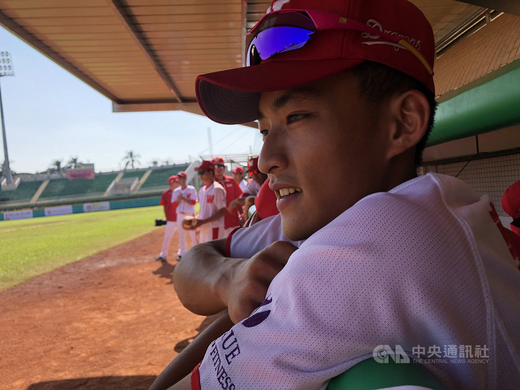 中職味全龍隊野手郭天信在高中畢業時一度傳出有機會旅外,但最後留在中職。先前跟世界12強中華隊交手過,他9日受訪表示,還沒有去想像以後跟職棒各隊球員對決的場面,「但可以跟中華隊打交流賽很夢幻」。中央社記者謝靜雯攝 108年11月9日