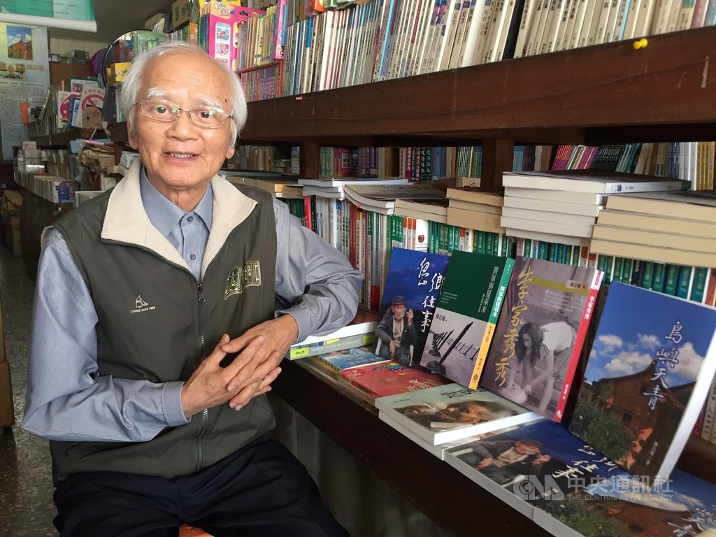 金門作家陳長慶從事文學創作半世紀,他的「陳長慶短篇小說集」收錄6篇不同時期的故事,已被翻譯成越南文,在胡志明市公開出版。中央社記者黃慧敏攝 108年11月9日