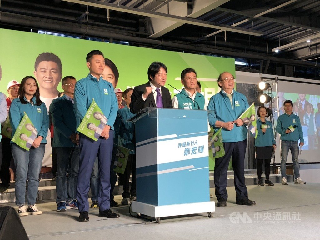 前行政院長賴清德(前左2)9日到新竹市公開力挺民進黨籍新竹市立委參選人鄭宏輝(前右2),肯定鄭宏輝會做事、熱心公益、經歷完整,呼籲民眾支持。前右為民進黨立院黨團總召柯建銘、前左為新竹市長林智堅。中央社記者魯鋼駿攝 108年11月9日