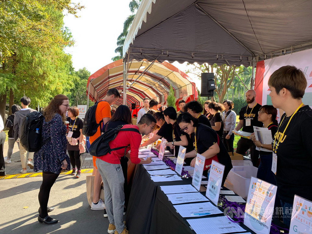 「2020/2021年度國立台灣大學海外教育展」9日在台大校內椰林大道熱鬧舉行,多所台大海外姊妹校共設置超過100個攤位,吸引有興趣學子前往探詢。(台大提供)中央社記者陳至中傳真 108年11月9日