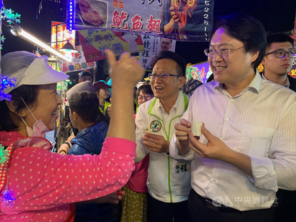 基隆市長林右昌(前右)9日南下台中輔選,晚間陪民進黨台中市第5選區(北、北屯區)立委參選人莊競程(前右2)前往太原夜市掃街拜票。中央社記者郝雪卿攝 108年11月9日