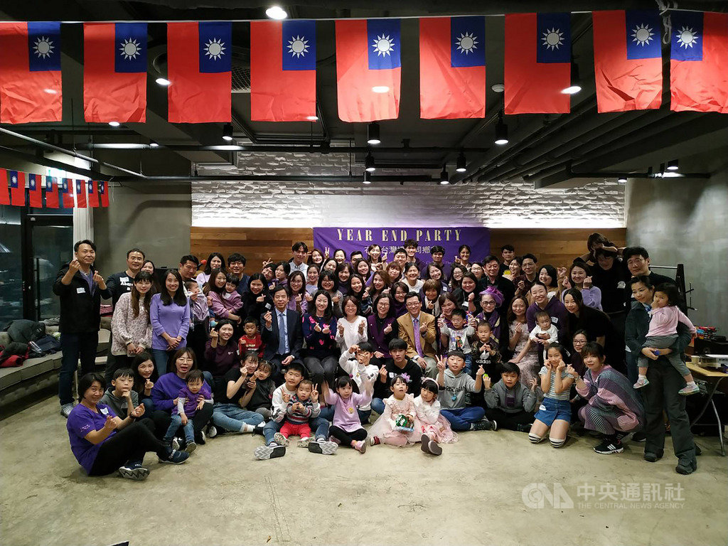 駐韓代表唐殿文(中間穿黃西裝者)偕同夫人張曉霞(旁)於9日晚間以貴賓身分出席「在韓台灣婦女同鄉會」懷舊感恩年終餐會後,與參加餐會的全體人員合影。中央社記者姜遠珍首爾攝 108年11月9日