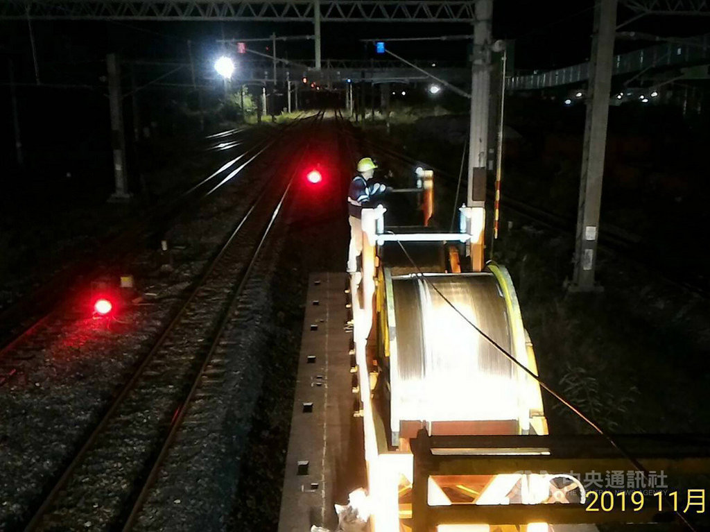 台鐵花蓮和平站8日深夜發生列車電弓斷落纏繞電車線事故,9日上午西正線修復,和平與宜蘭漢本間採單線雙向運轉,東正線目前仍在搶修,估計搶通時間將延後至深夜12時。(台鐵提供)中央社記者汪淑芬傳真 108年11月9日